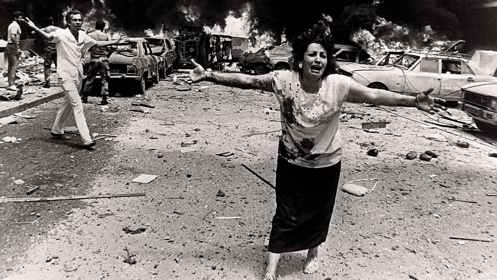 A Beyrouth Ouest, secteur à majorité musulmane, une femme pleure sous le choc après l'explosion d'une voiture piégée le 8 août 1986 qui a fait 13 morts, dont trois enfants. (Khalil Dehaini / AFP)