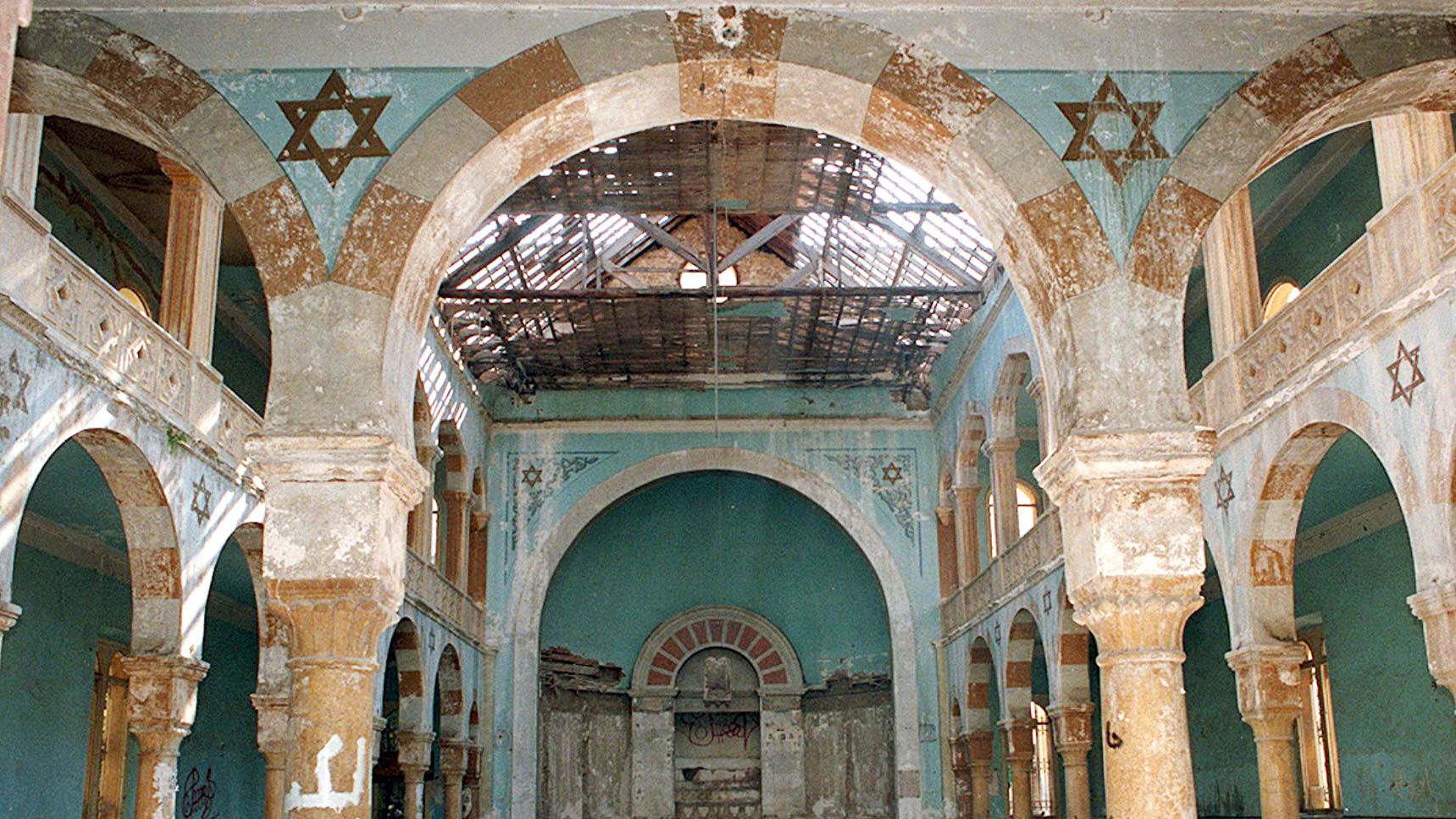 Intérieur de la synagogue Magen Abraham avant sa restauration. (Joseph Barrak/AFP)