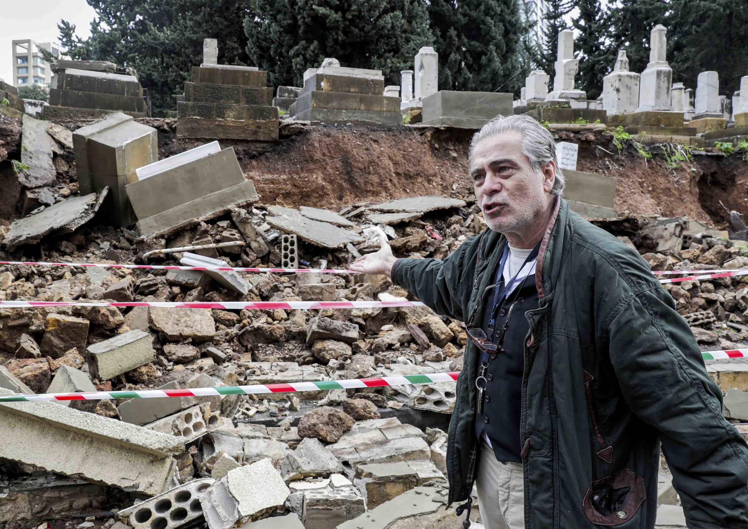 Nagi Zeidan inspecte le cimetière juif de Beyrouth après que plusieurs tombes ont été endommagées par le mauvais temps lors d'une tempête hivernale en décembre 2019 (Anwar Amro / AFP)