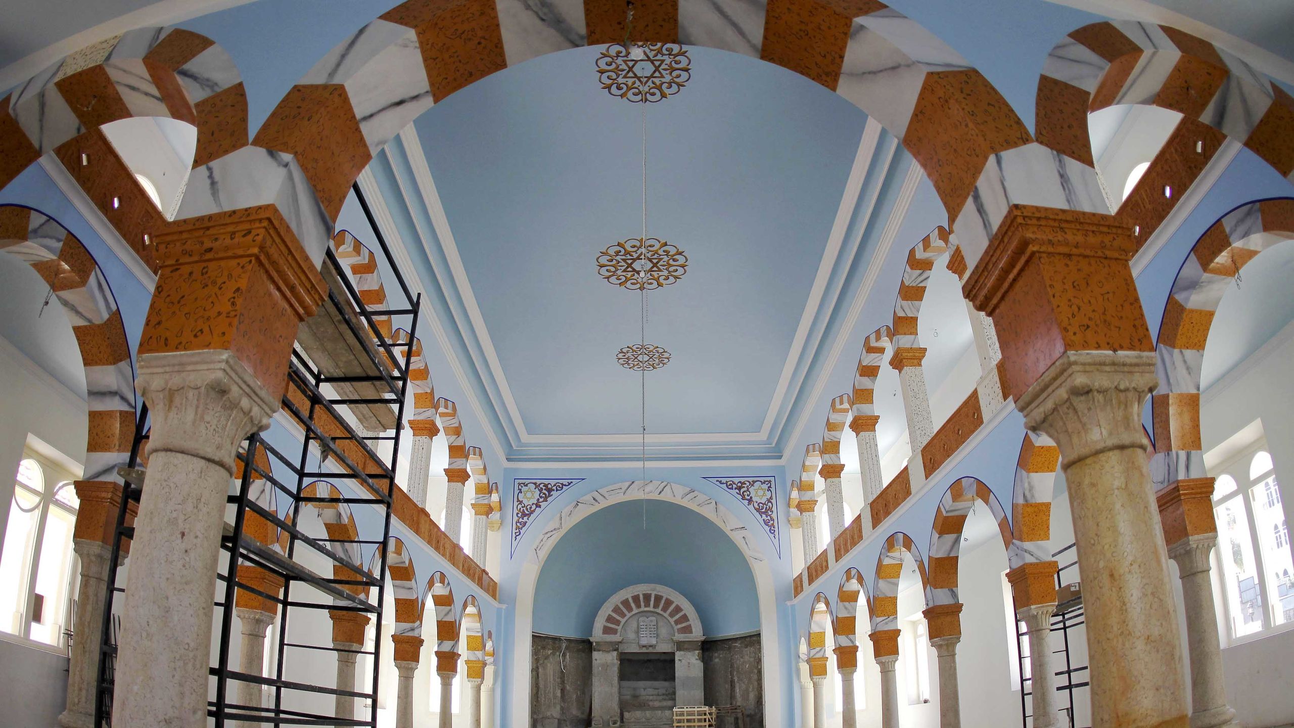 Intérieur de la synagogue Magen Abraham en cours de restauration en 2010. (Joseph Eid/AFP)