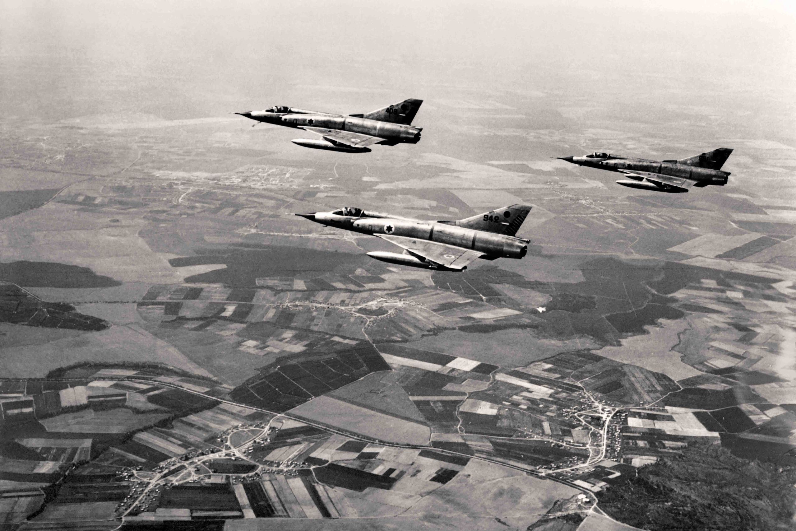 Des avions de l'armée de l’Air israélienne survolent le Sinaï à la frontière israélo-égyptienne le 5 juin 1967,  premier jour de la guerre des Six jours entre Israël et l'Égypte. (AFP)
