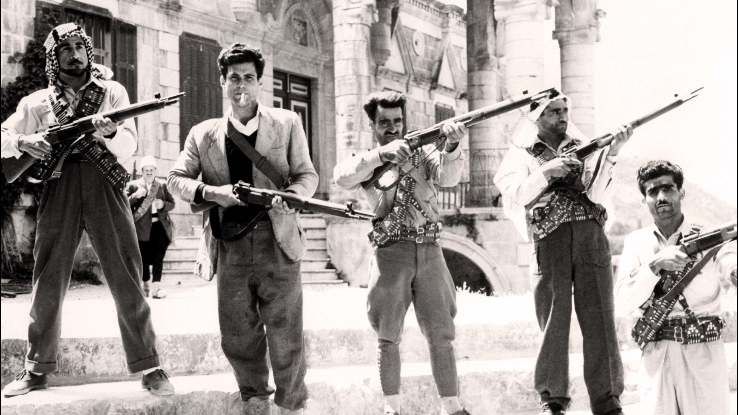 Des rebelles libanais opposés au président chrétien Camille Chamoun se tiennent devant un bâtiment public à Beyrouth en juin 1958 (Intercontinentale / AFP)