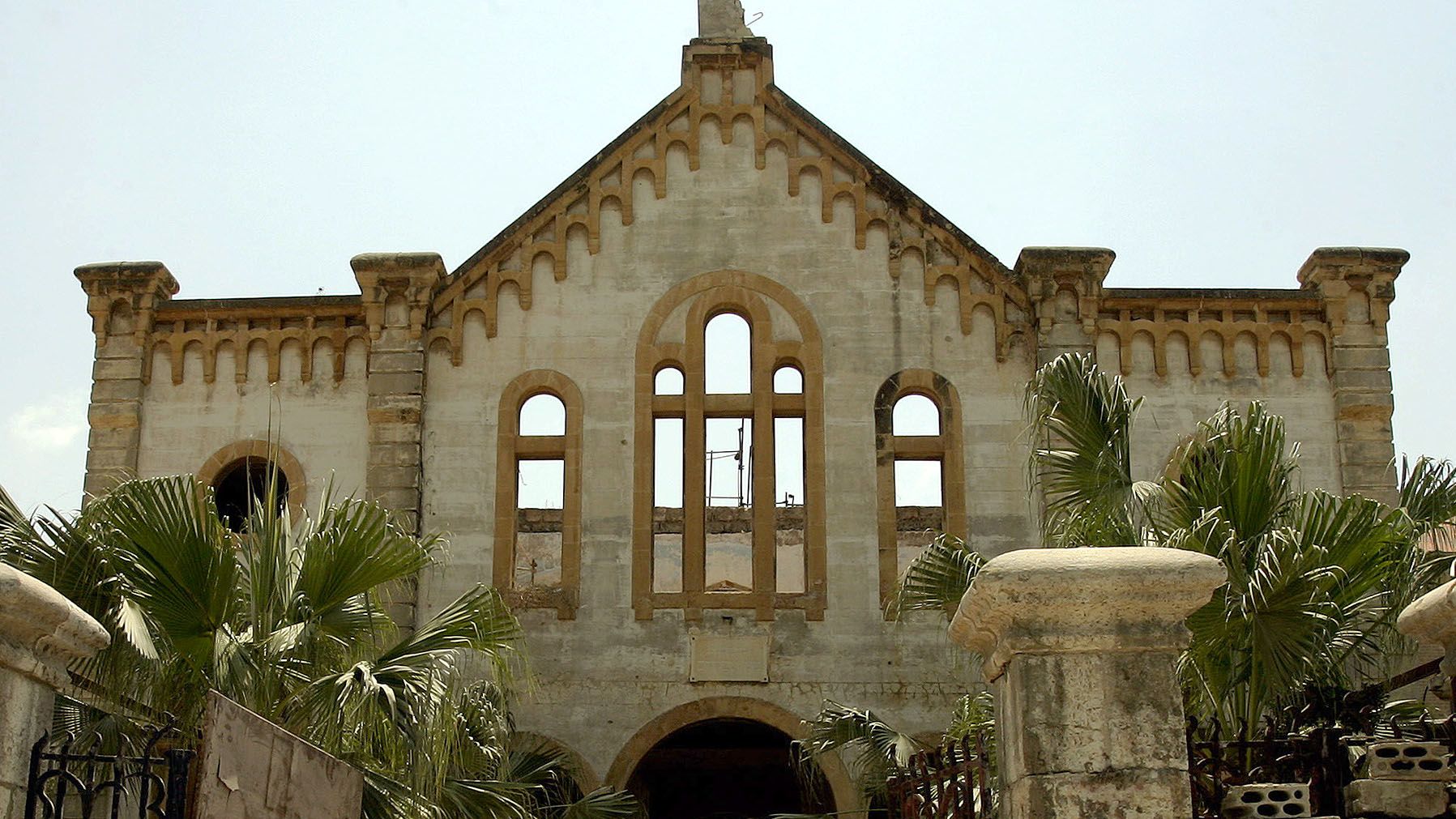 Extérieur de la synagogue Magen Abraham à Beyrouth en 2009 avant sa restauration. (Joseph Eid/AFP)