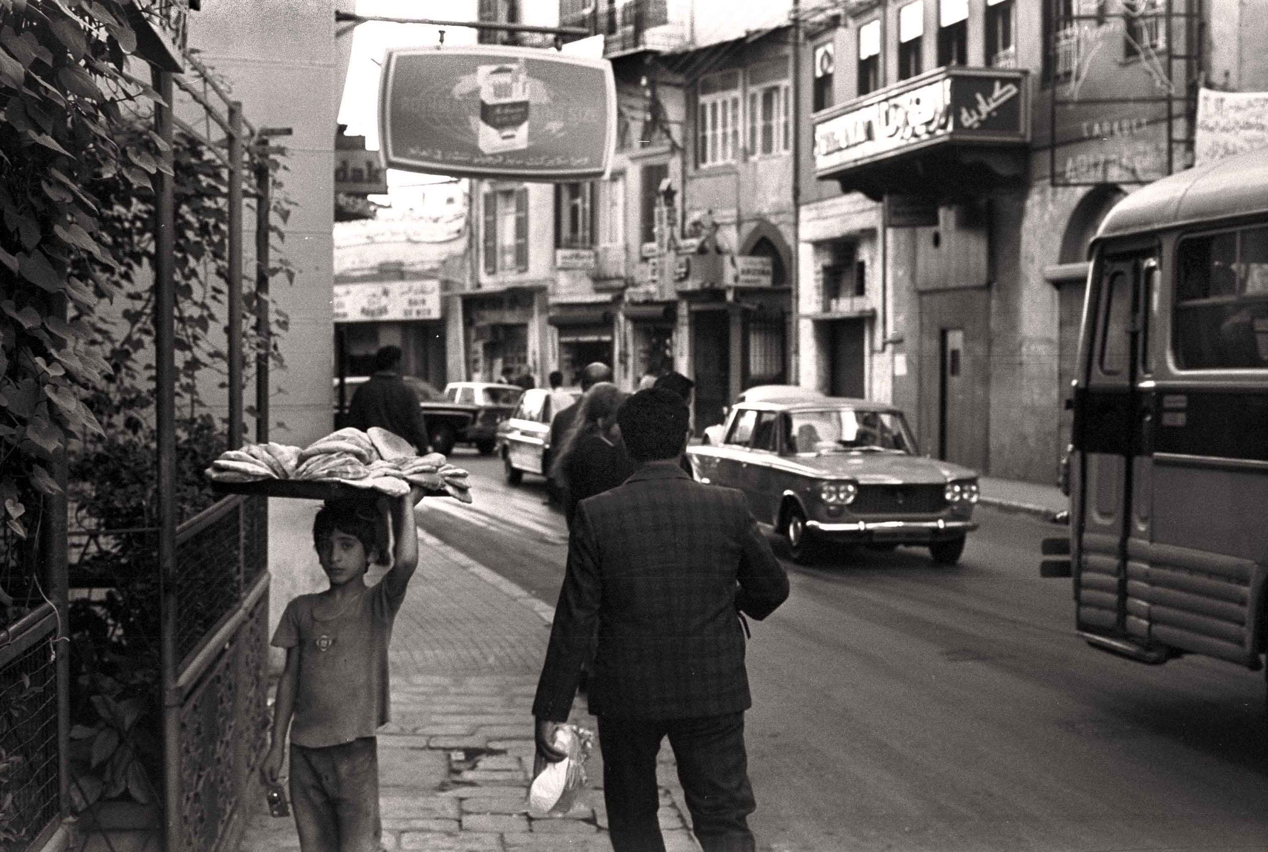 Un enfant libanais livrant du pain, rue de France, à Beyrouth en novembre 1972. (Saunderfan / GPO par Getty Images)