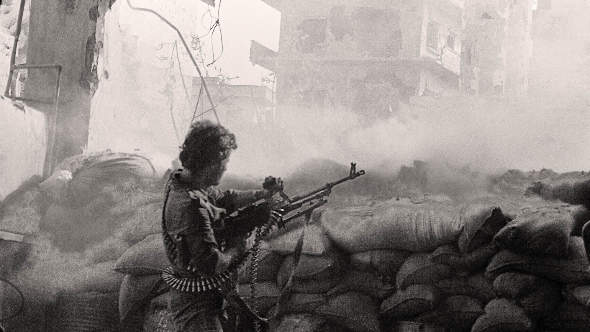 Un combattant pro-syrien du Parti démocratique arabe alaouite libanais à Tripoli, au nord du Liban, en octobre 1985 (Nabil Ismail / AFP)