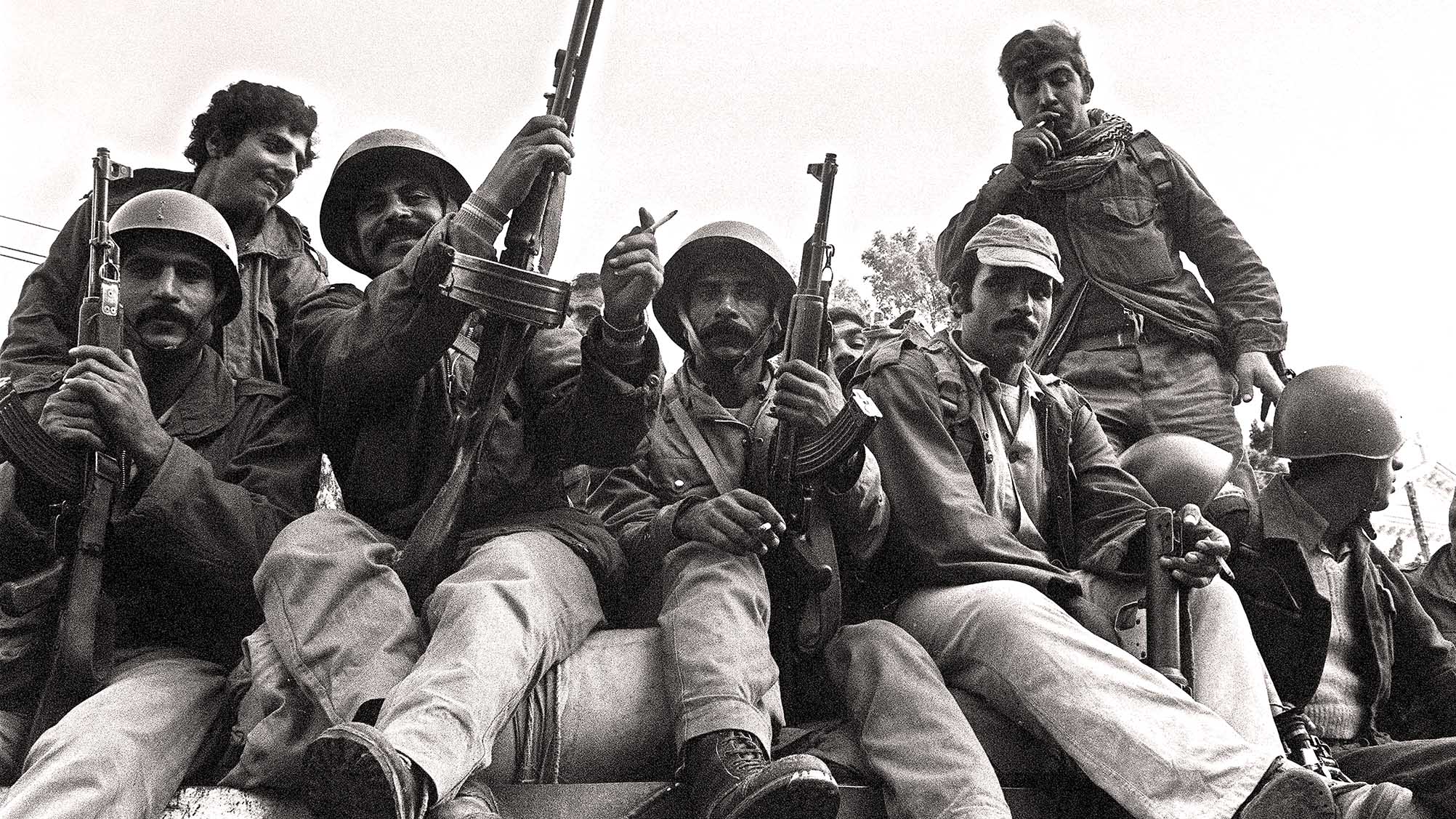 Soldats syriens des « Casques verts », Force arabe conjointe de maintien de la paix au Liban, sur un char de fabrication russe, en novembre 1976 à Beyrouth. (Xavier Baron / AFP)