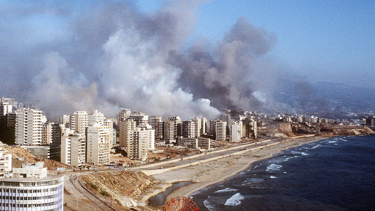 Bâtiments en feu à Beyrouth après un bombardement des forces israéliennes le 4 août 1982 (Dominique Faget / AFP)
