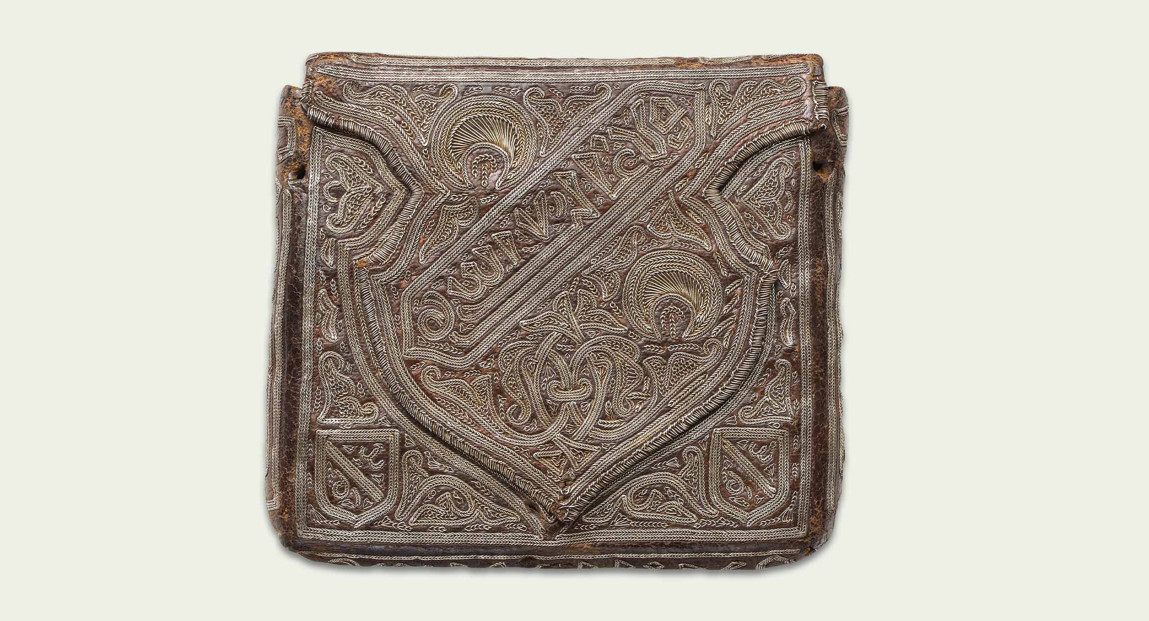 Un étui en cuir du Coran, brodé de fil d'argent doré et décoré du bouclier nasride et de la devise « Il n'y a d'autre vainqueur que Dieu ». Un morceau de papier retrouvé à l'intérieur, rédigé en français, a révélé qu'il appartenait au dernier sultan de Grenade, Mohammed XII. (Images Getty)
