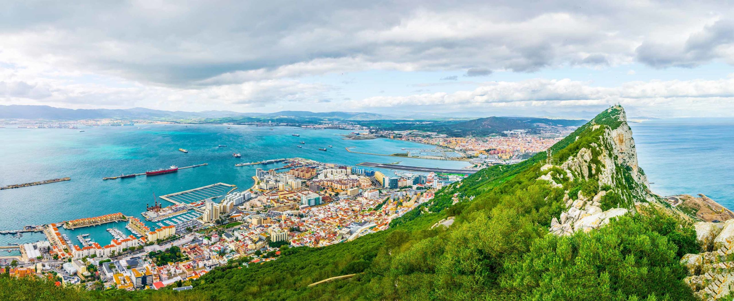 Jabal Tarek, la montagne de Tarek. Nommée en l'honneur du général musulman qui a commencé la conquête d'Ibérie, le nom a évolué pour devenir Gibraltar. 