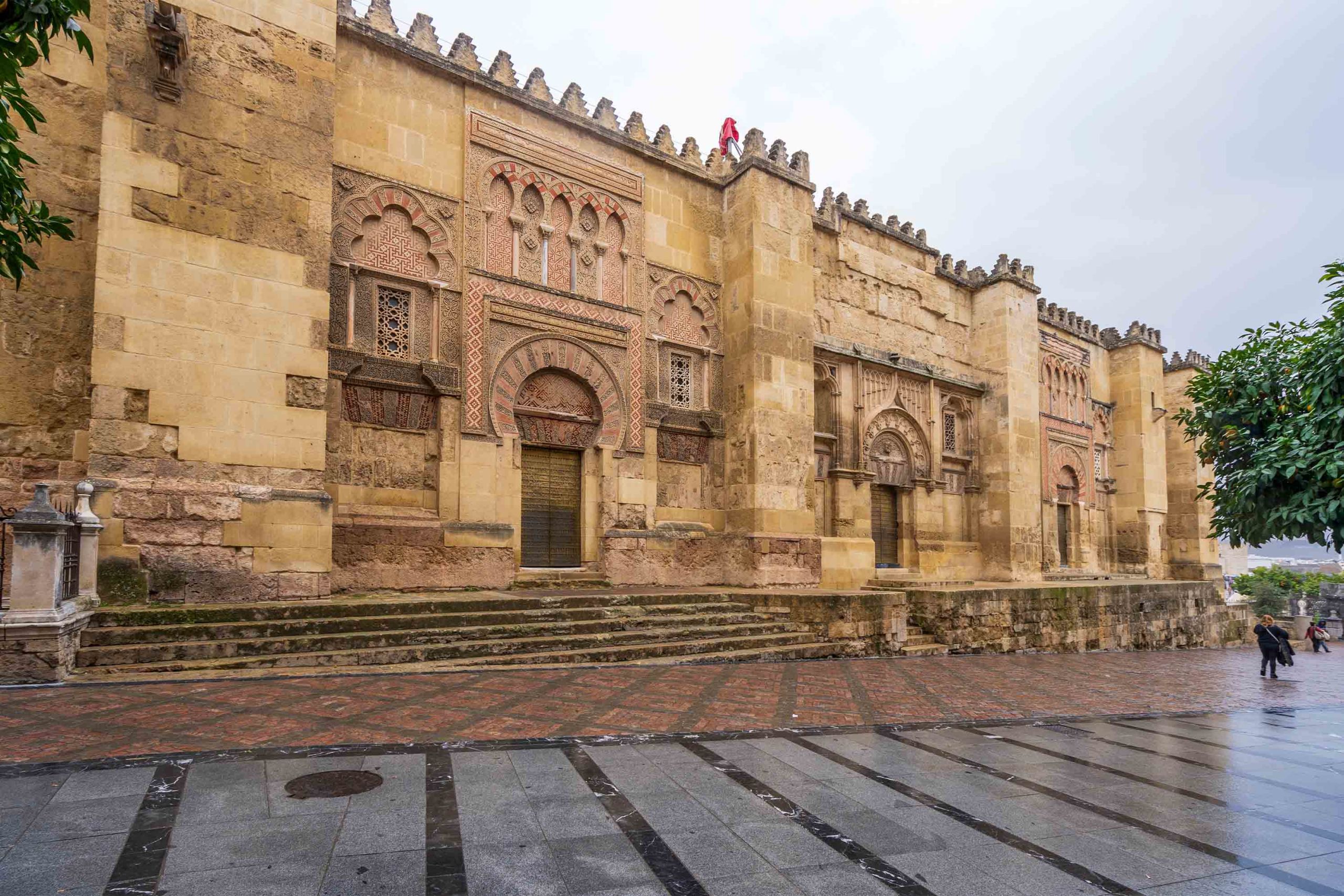 Aujourd'hui, une grande partie de la structure d'origine et des détails décoratifs de la mosquée restent intacts. (Shutterstock)