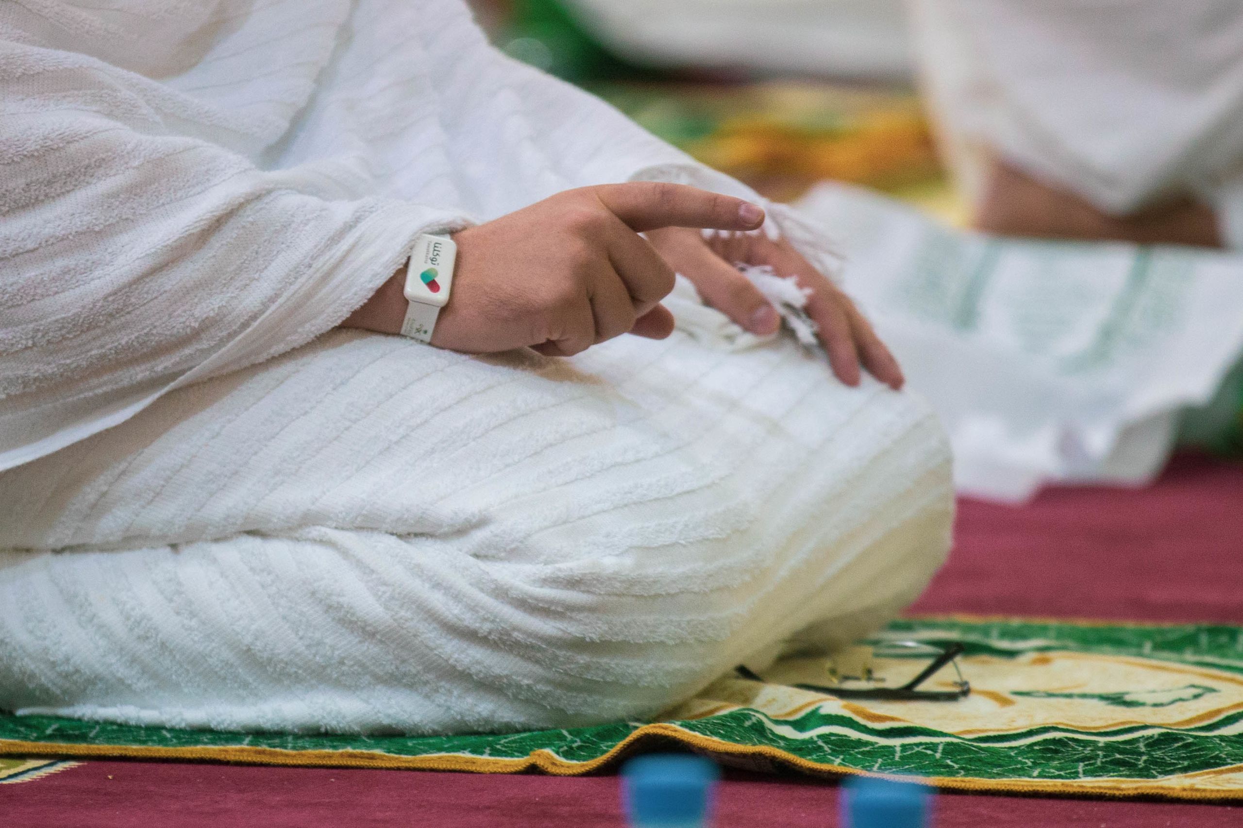 Des bracelets électroniques contenant des informations médicales ont contribué au suivi médical des pèlerins par les autorités du Hajj. (Ministère saoudien de l’Information)