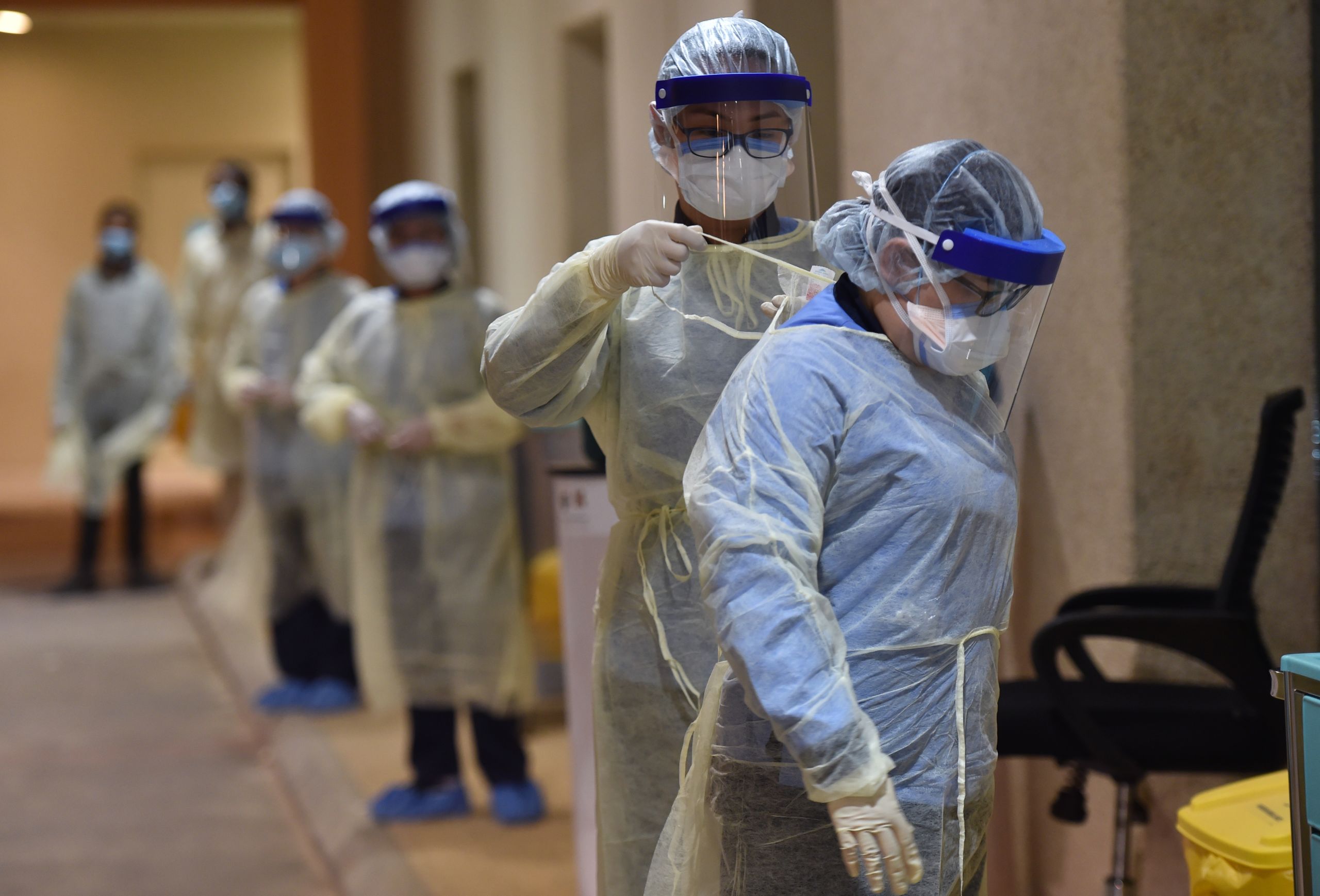 Des soignants préparent des tests par prélèvement nasal à l’hôpital de Diriyah, à Riyad, le 7 mai (AFP)   