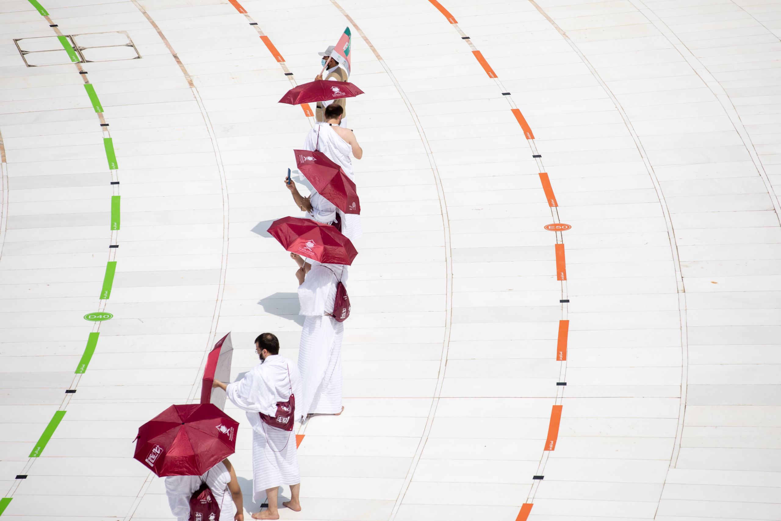 Grâce à l’adoption de mesures préventives très strictes, ce sont quelques 1000 pèlerins qui ont pu effectuer le Hajj. (Ministère saoudien de l’Information)   