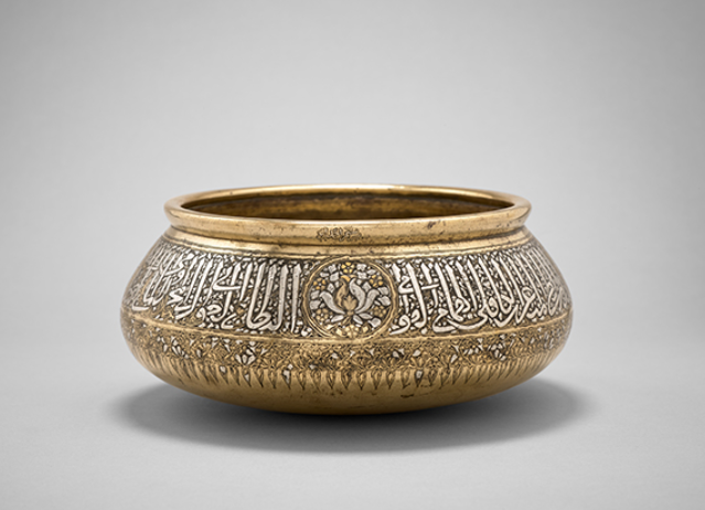 Bassin au nom d’un officier du sultan al-Malik al-Nasir Muhammad ibn Qala’un,
Égypte ou Syrie,Dynastie mamlouke, Fin du 13e siècle – début du 14e siècle,Alliage cuivreux incrusté d’or et d’argent,
Louvre Abu Dhabi
LAD 2018.003. (Photo, Département de la Culture et du Tourisme - Abou Dhabi / Thierry Ollivier)