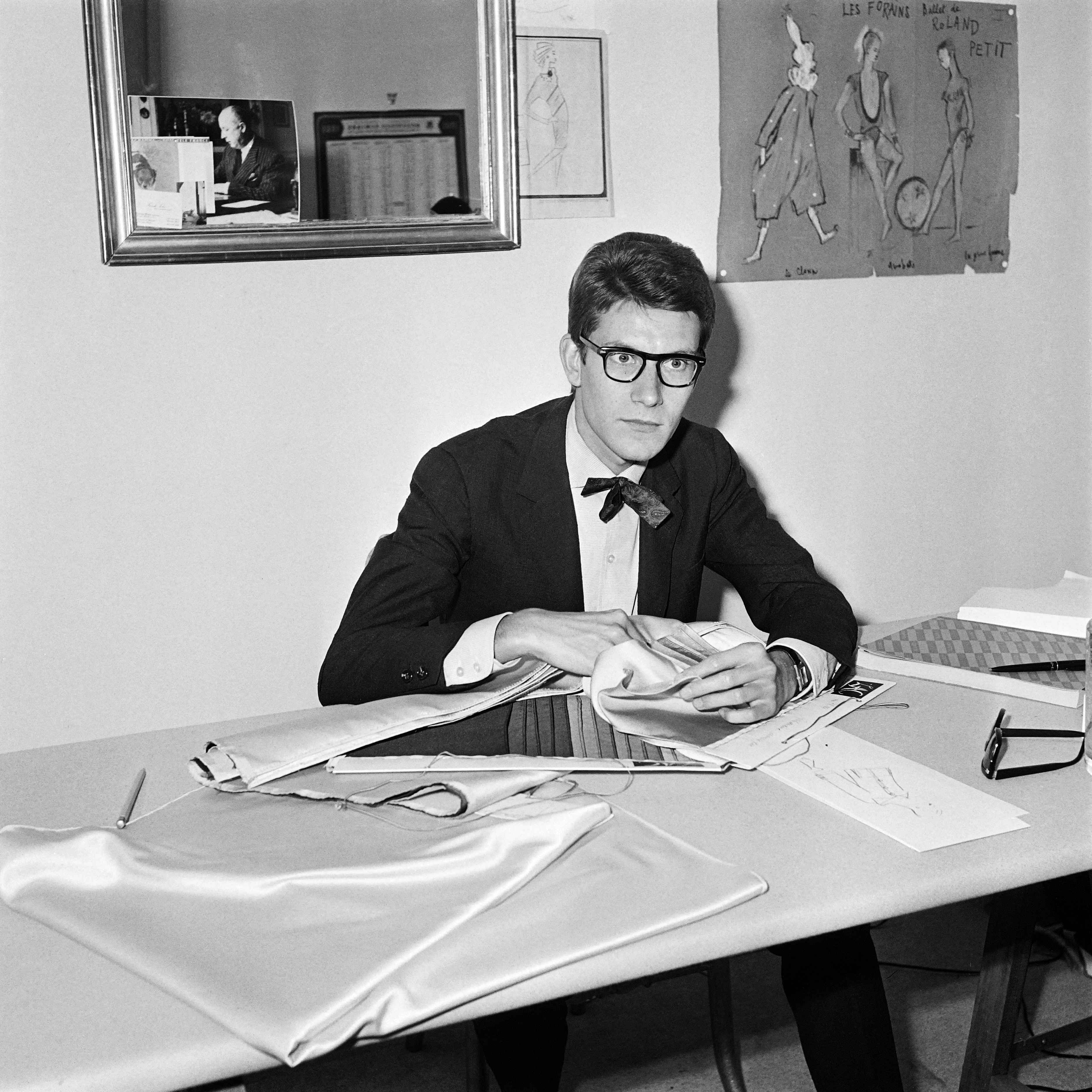 107 / 5,000 Translation results Le créateur français Yves Saint-Laurent pose dans son bureau de la rue La Boétie à Paris, le 22 septembre 1961. (Photo, AFP)