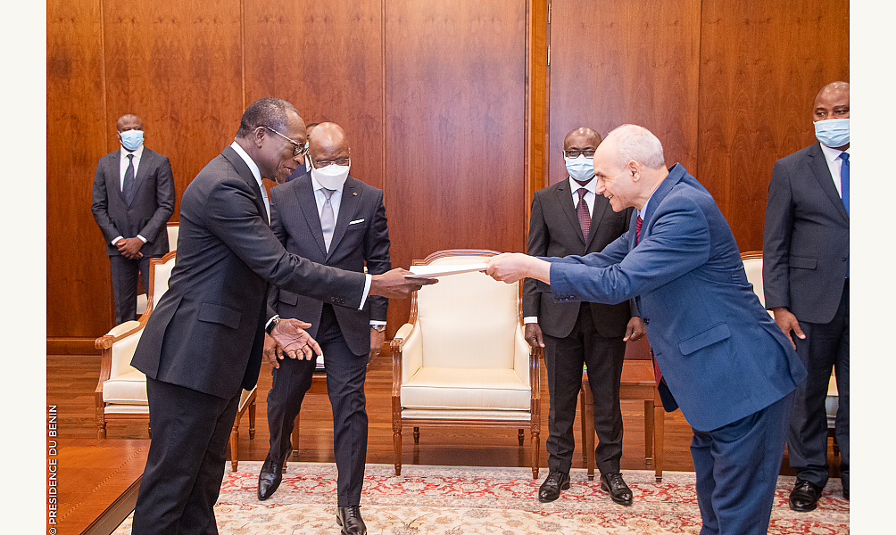 Cérémonie de remise de lettres de créances de nouveaux ambassadeurs au Bénin, 20 janvier 2022 : Hocine Latli, ambassadeur extraordinaire et plénipotentiaire de la République algérienne démocratique et populaire près le Bénin, et Patrice Talon, président de la République du Bénin. (Photo, Flickr)