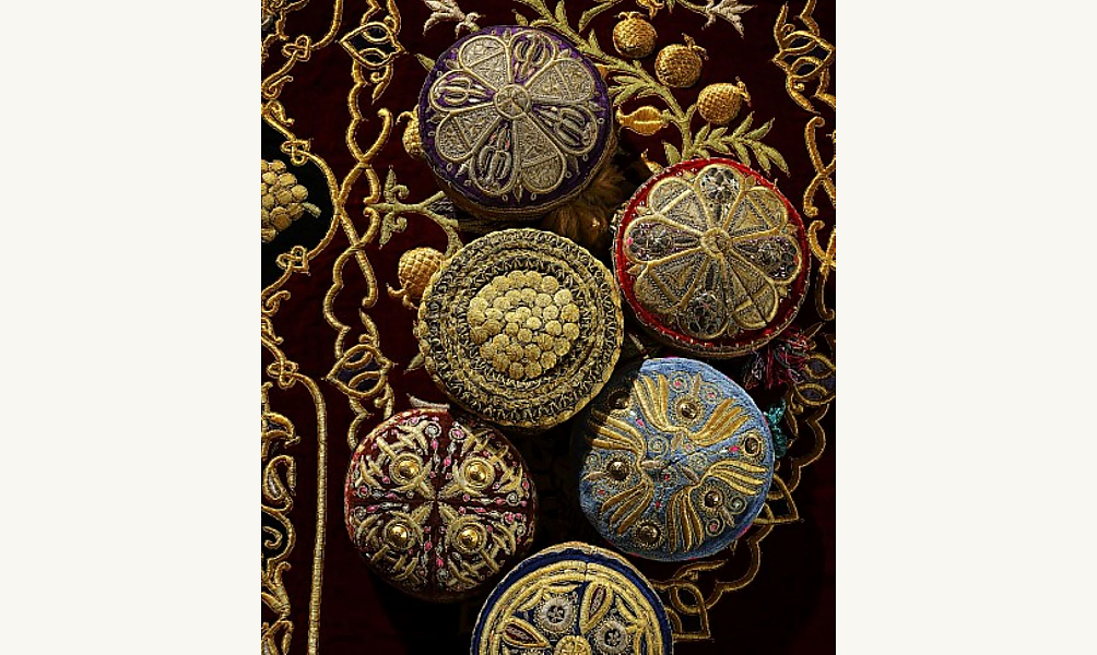 Calottes, Boukhara, 1940-1960, velours et broderies d’or. Musée national des arts appliqués et de l'histoire de l'artisanat d'Ouzbékistan, Tachkent. (Photo, Fondation pour le développement de l’art et de la culture de la République d’Ouzbékistan / Laziz Hamani)