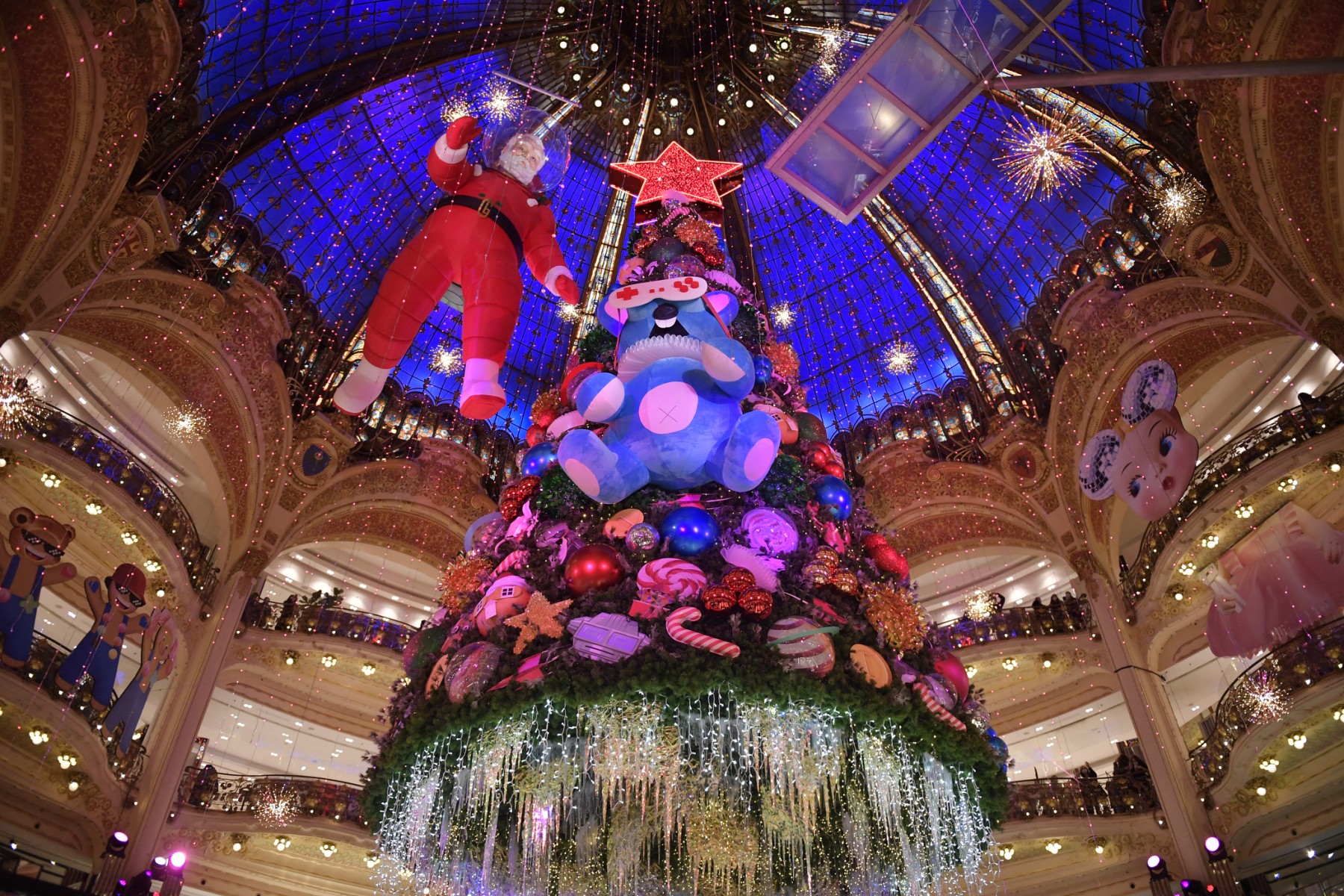 Bercy Village dévoile un ciel de sucre d'orge XXL pour Noël !