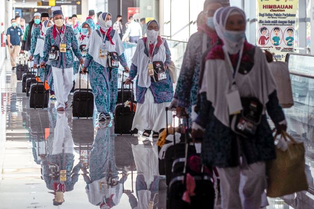 Des pèlerins en provenance d'Indonésie quittent l'aéroport international de Juanda, à Surabaya. (AFP)