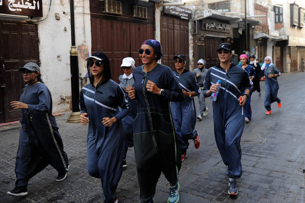 Des Saoudiennes font du jogging dans les rues du quartier historique d’Al-Balad à Djeddah. (AFP)