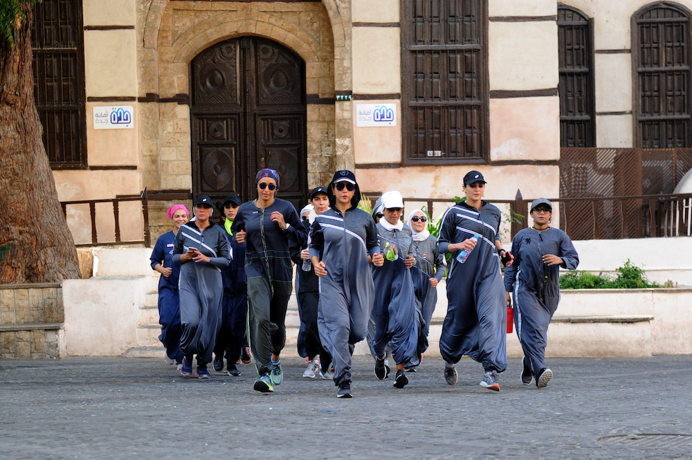 Des femmes saoudiennes font du jogging dans les rues du quartier historique d’Al-Balad à Djeddah, le 8 mars 2018. (AFP)