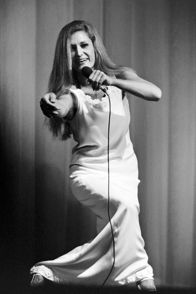 Dalida se produisant sur la scène mythique de l'Olympia, en 1971. (AFP)