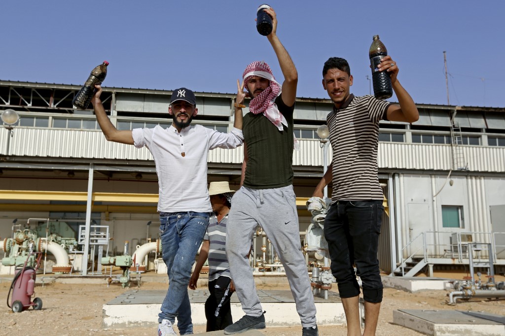 Des manifestants tunisiens manifestent à l'intérieur d'un site de production de pétrole à El Kamour, dans le gouvernorat tunisien de Tatatouine, dans le sud du pays, le 16 juillet 2020. (AFP)