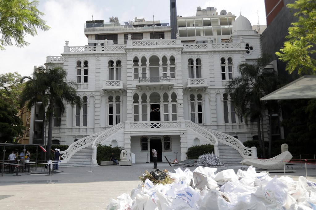 Le musée Sursock de Beyrouth dans le quartier d'Achrafieh se tient sans ses vitraux le 7 août 2020, brisé lorsqu'une explosion massive a ravagé des quartiers entiers de la capitale libanaise trois jours plus tôt. (AFP)