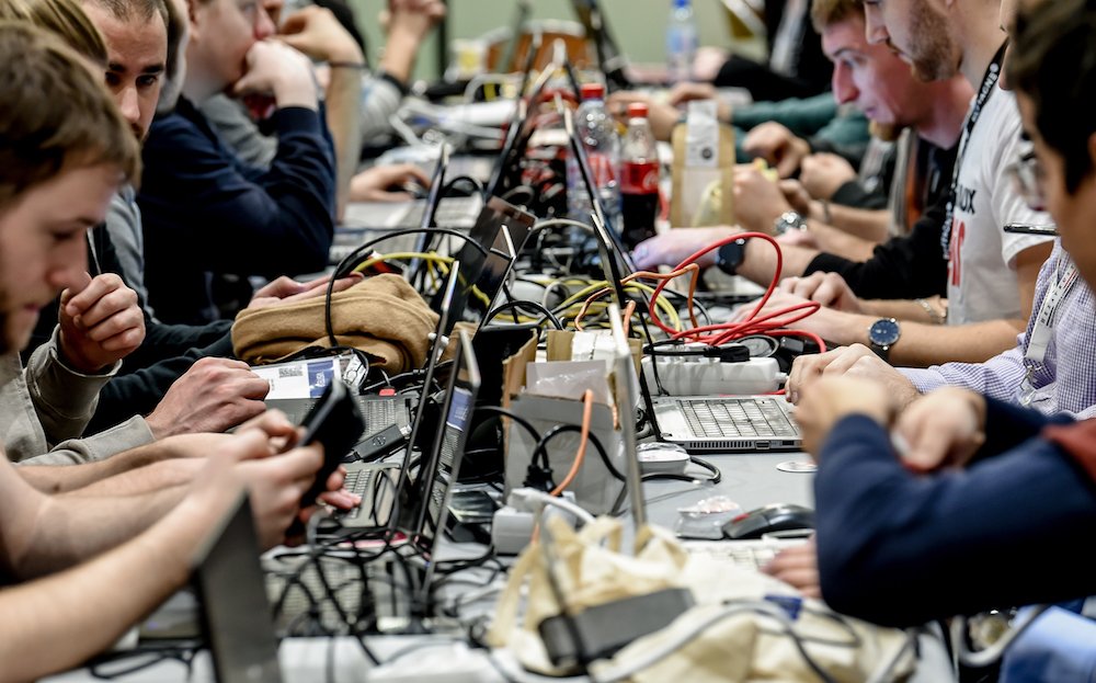 Des gens travaillant sur des ordinateurs le 22 janvier 2019 à Lille, lors du 11e Forum international de la cybersécurité (AFP / Fichier Photo)