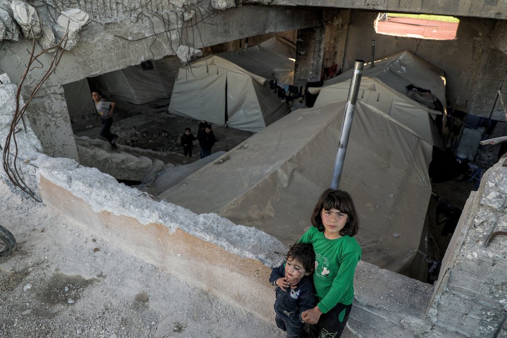 Des enfants syriens déplacés par la guerre restent dans un camp de fortune au stade de football d'Idlib le 3 mars 2020 dans la ville d'Idlib, dans le nord-ouest de la Syrie. (AFP / Fichier Photo)