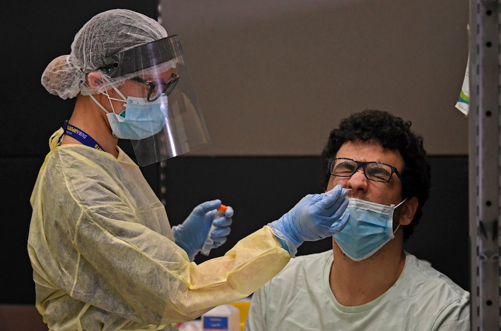 Assumer personnellement la responsabilité de la santé publique peut être aussi simple que se couvrir la bouche avec ses mains ou avec le creux de son bras lorsque l'on tousse et éternue, disent les experts. (AFP/photo d’archive)