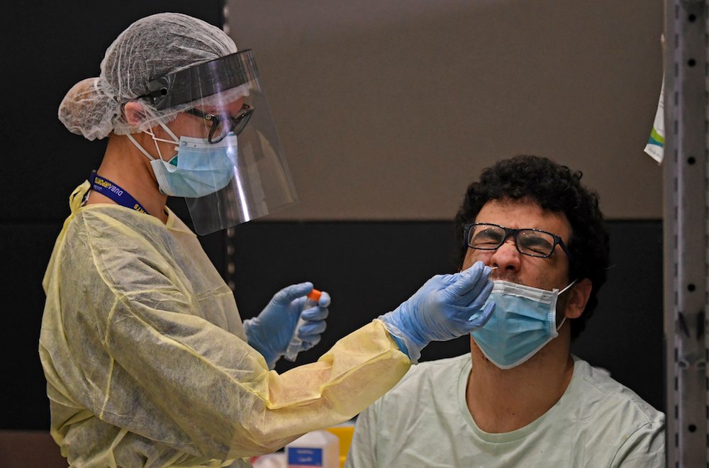 Assumer personnellement la responsabilité de la santé publique peut être aussi simple que se couvrir la bouche avec ses mains ou avec le creux de son bras lorsque l'on tousse et éternue, disent les experts. (AFP/photo d’archive) 