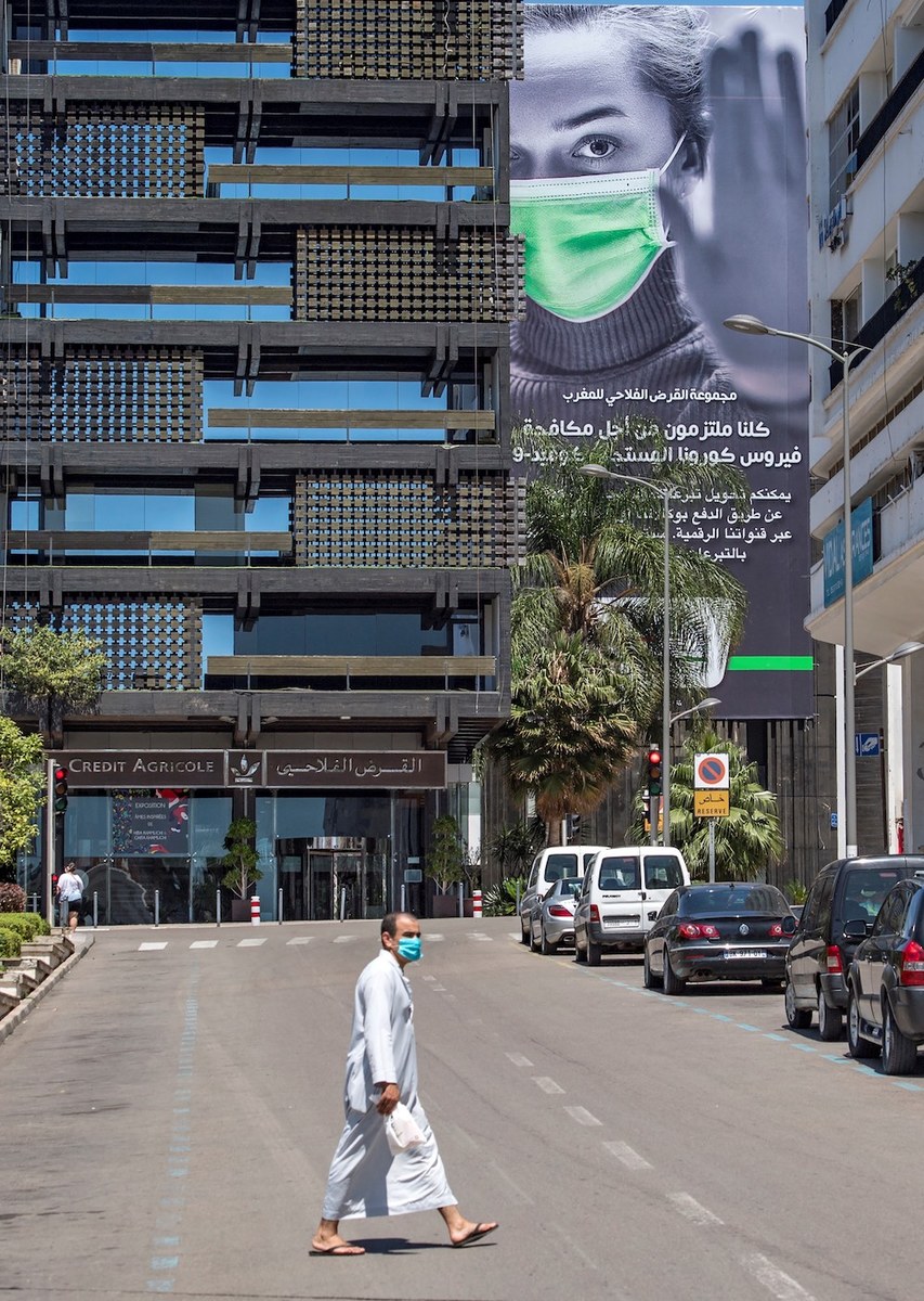 Sur cette photo prise le 24 mai 2020, on voit un homme qui traverse une rue déserte à Rabat lors du confinement imposé au pays pour enrayer la propagation de Covid-19. (AFP/File Photo)