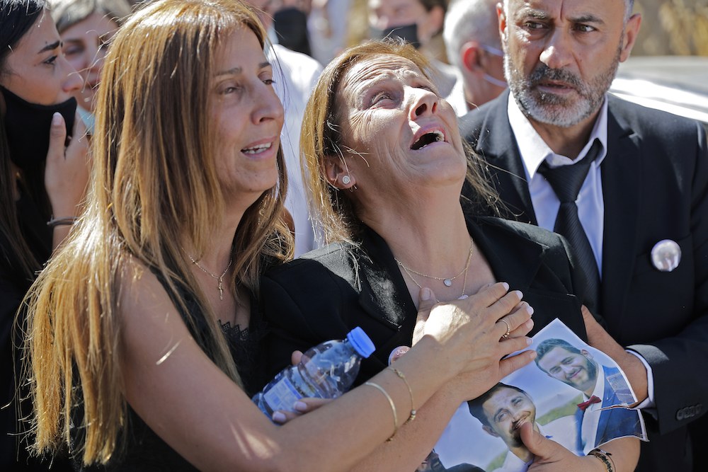 Réactions de proches lors des obsèques des pompiers Charbel Hitti, Najib Hitti et Charbel Karam, dans leur ville natale de Qartaba, au nord de la capitale libanaise Beyrouth. (AFP)