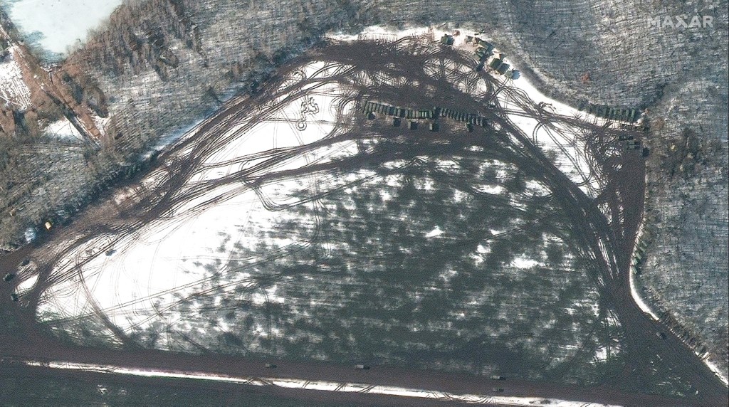 Image satellite publiée par Maxar Technologies montrant le déploiement de troupes et d'équipements près de Krasnaya Yaruga, le 23 février 2022. (Photo, AFP)