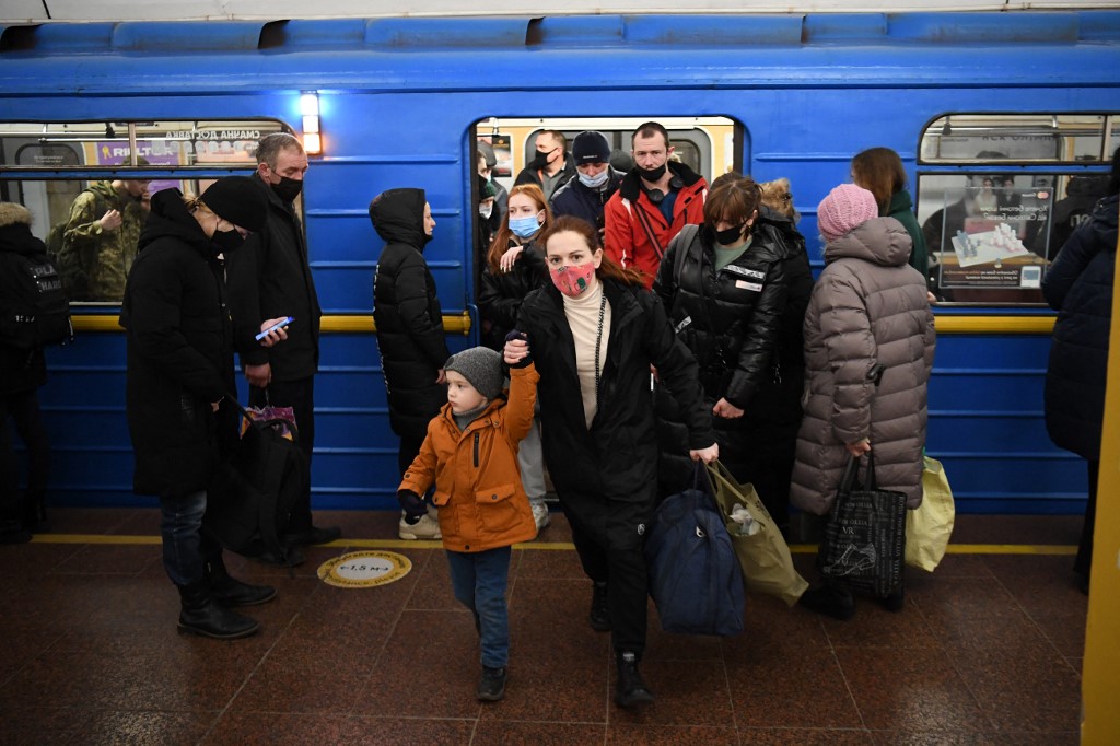 Des gens sortent d'un train dans une station de métro de Kiev tôt le 24 février 2022. (Photo, AFP)