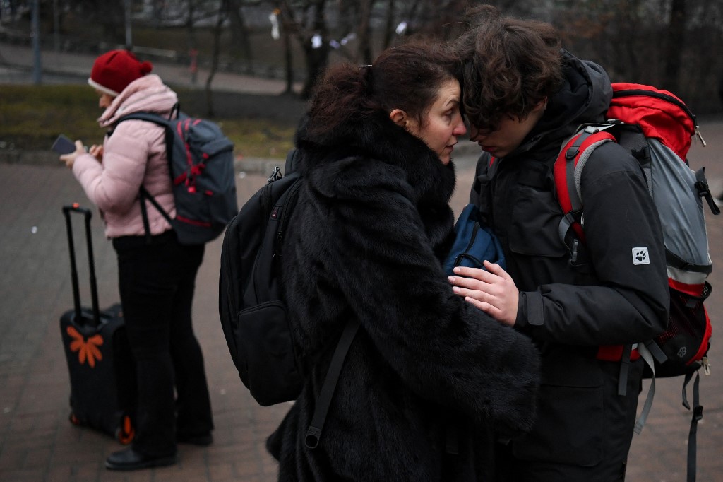 Des adieux déchirants à l'extérieur d'une station de métro à Kiev, le matin du 24 février 2022. (Photo, AFP)