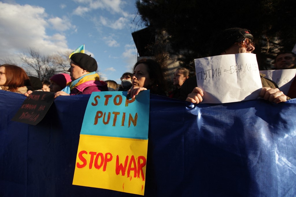 Des manifestants se rassemblent pour soutenir l'Ukraine devant l'ambassade de Russie contre l'opération militaire russe en Ukraine, à Sofia, le 24 février 2022. (Photo, AFP)