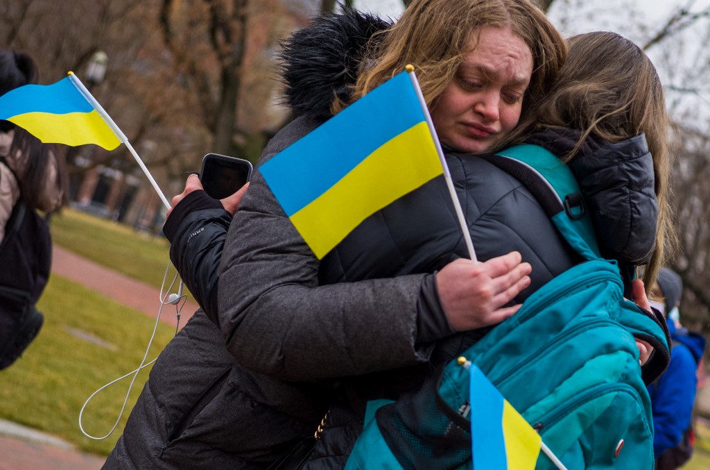 Des femmes sympathisent avec les manifestants alors que des activistes se rassemblent sur Lafayette Square pour protester contre l'invasion russe de l'Ukraine à Washington, DC, le 24 février 2022. (Photo, AFP)