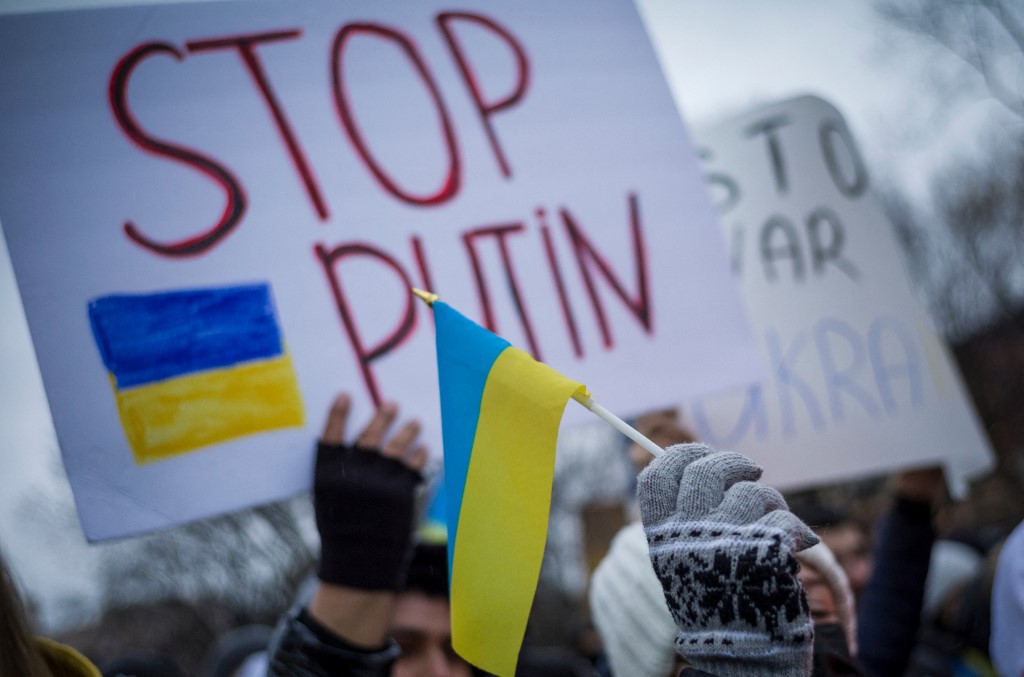 Des militants tiennent des pancartes et des drapeaux alors qu'ils se rassemblent sur Lafayette Square pour protester contre l'invasion de l'Ukraine par la Russie à Washington, DC, le 24 février 2022. (Photo, AFP)
