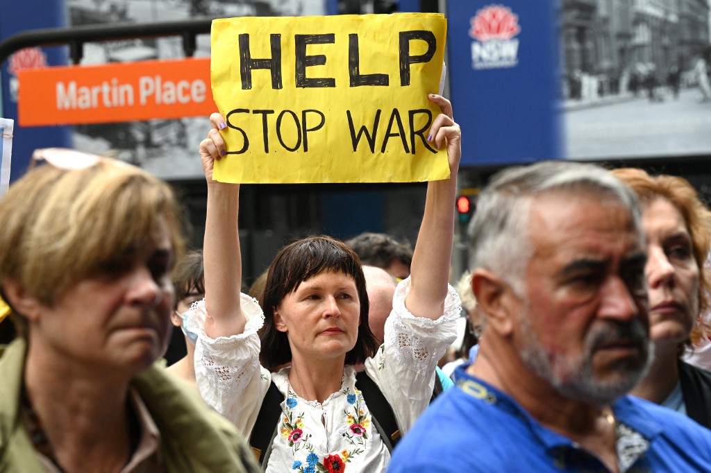 Des manifestants d'origine ukrainienne assistent à une manifestation contre l'invasion russe de l'Ukraine à Sydney, le 25 février 2022. (Photo, AFP)