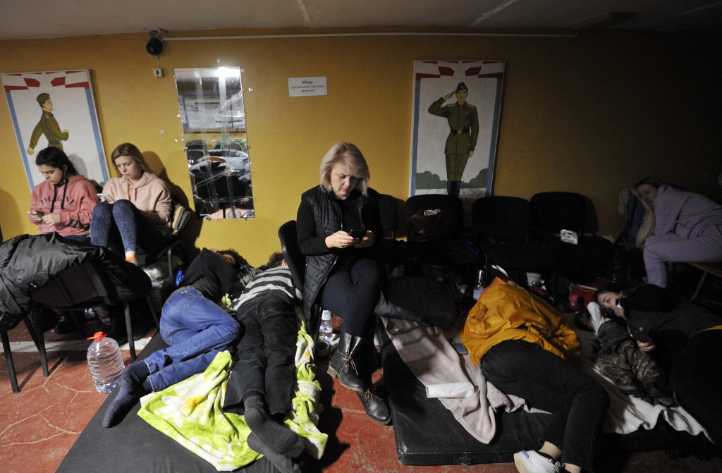 Des gens se cachent dans un abri à Kiev le 25 février 2022. (Photo, AFP)