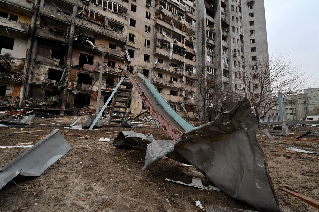 Un immeuble résidentiel endommagé dans la rue Koshytsa, une banlieue de la capitale ukrainienne Kiev, où un obus militaire aurait été touché, le 25 février 2022. (Photo, AFP)
