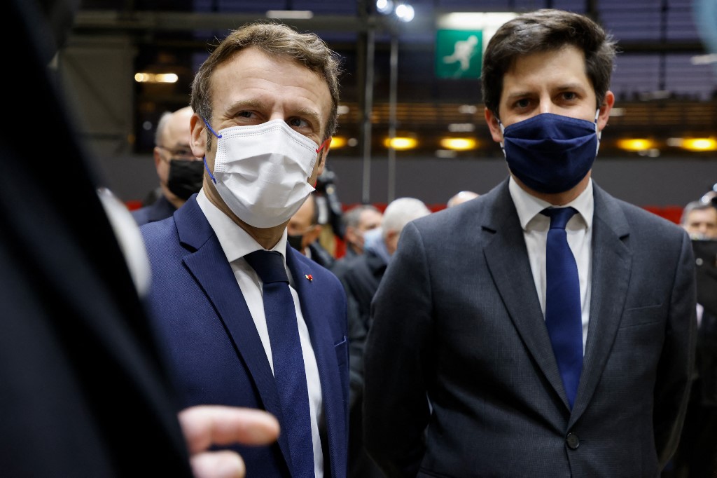 Le président français Emmanuel Macron et le ministre français de l'Agriculture Julien Denormandie arrivent pour visiter le Salon international de l'agriculture au parc des expositions de la porte de Versailles, à Paris, le 26 février 2022. (Photo, AFP)