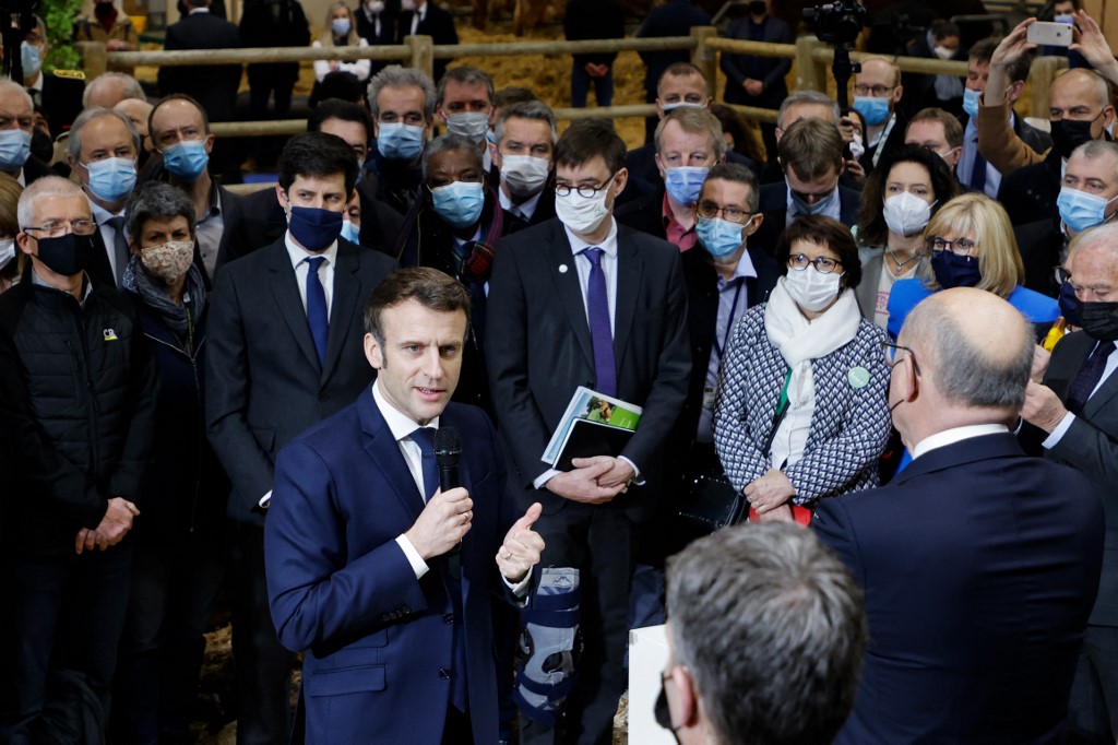 Le président français Emmanuel Macron prononce un discours devant des représentants du monde agricole lors de sa visite au Salon international de l'agriculture au parc des expositions de la porte de Versailles, à Paris, le 26 février 2022. (Photo, AFP)