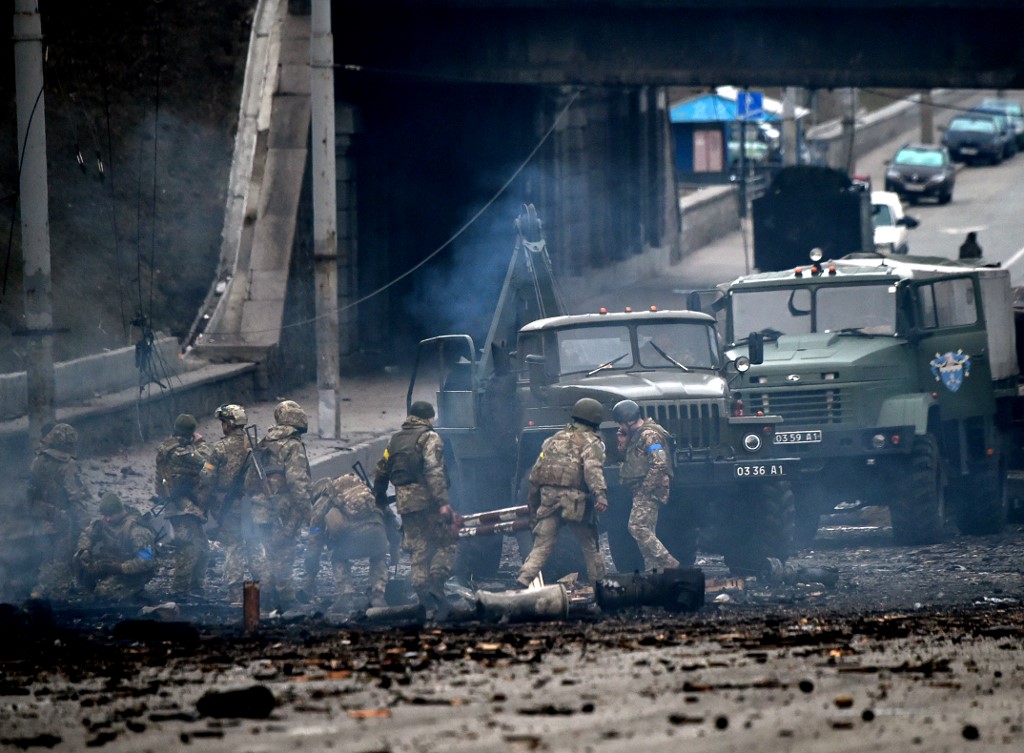 Des militaires ukrainiens récupèrent des obus non explosés après un combat avec un groupe de raids russes dans la capitale ukrainienne de Kiev dans la matinée du 26 février 2022, selon le personnel des services ukrainiens sur les lieux. (Photo, AFP)