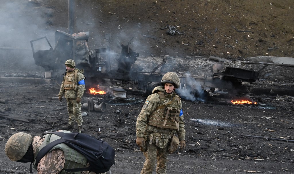 Des membres des services ukrainiens recherchent et récupèrent des obus non explosés après un combat avec un groupe de raids russe dans la capitale ukrainienne de Kiev, dans la matinée du 26 février 2022, selon le personnel des services ukrainiens sur les lieux. (Photo, AFP)
