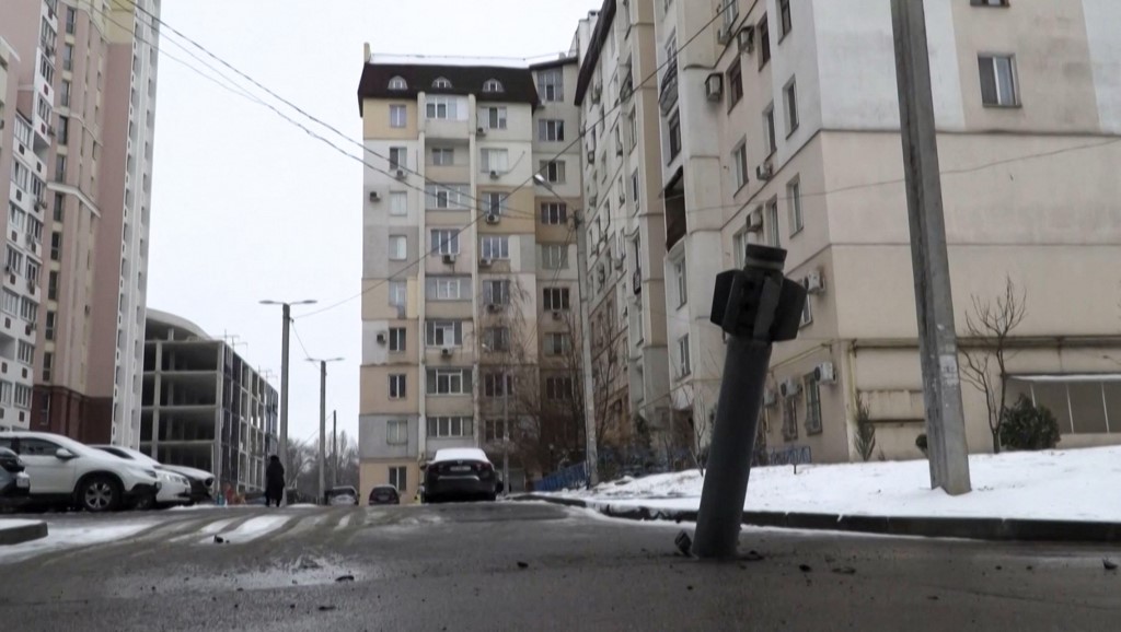 Cette capture vidéo tirée d'une séquence RFE/RL montre la partie arrière d'un missile qui a frappé un quartier résidentiel de la ville de Kharkiv, le 25 février 2022. (Photo, AFP)