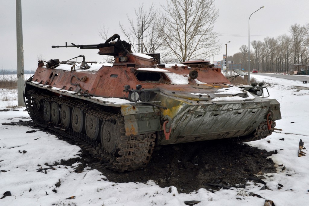 Un véhicule militaire russe détruit sur le bord de la route à la périphérie de Kharkiv, le 26 février 2022, à la suite de l'invasion russe de l'Ukraine. (Photo, AFP)