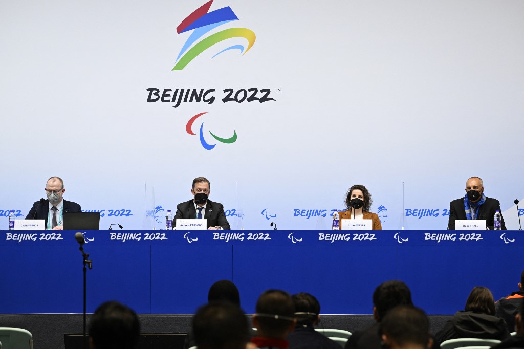 Craig Spence, porte-parole du Comité international paralympique et Jitske Visser, président du Conseil des athlètes de l'IPC  assistent à une conférence de presse à Pékin le 2 mars 2022 (Photo, AFP)..